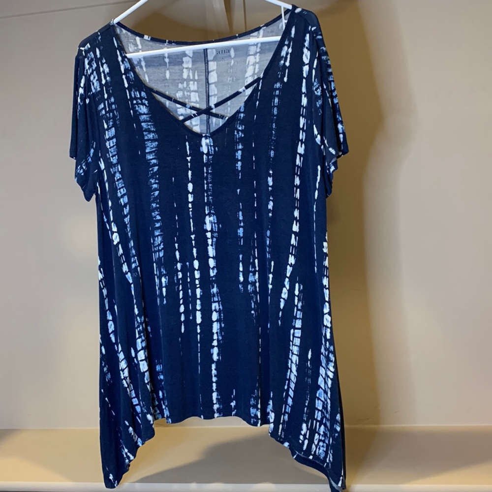 ana Top with Crisscross V Neck